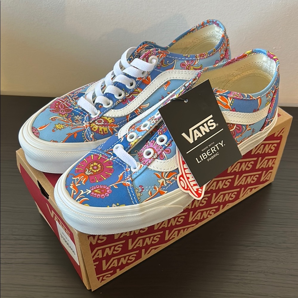 Vans Old Skool Tapered Blue and White Sneakers with Flowers Design